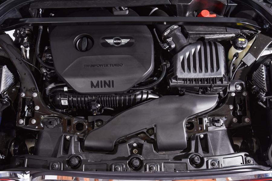 Моторный отсек Mini John Cooper Works Countryman (F60) 2017 года  (ZA) (фото 11 из 40)